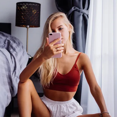 Léa, baise au téléphone
